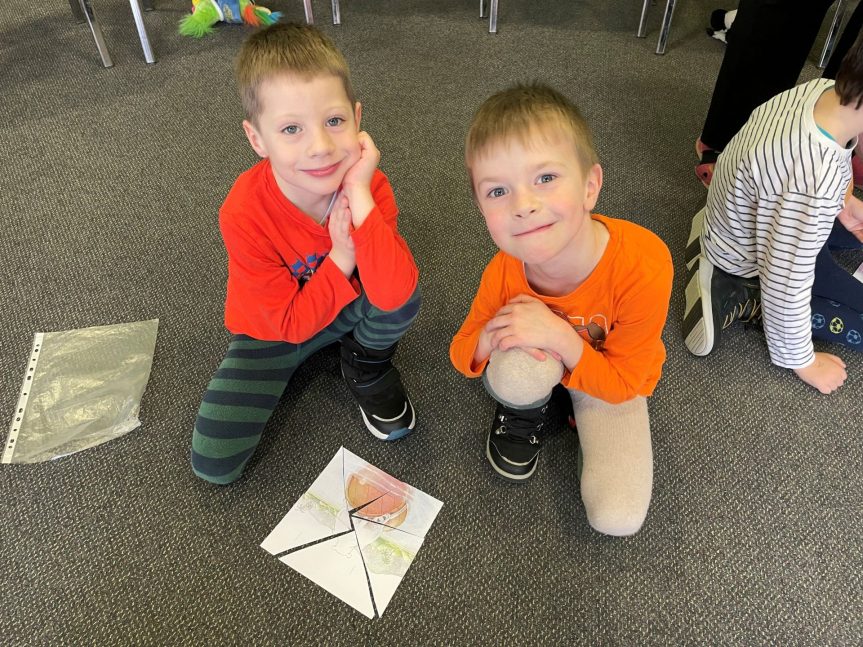 Děti objevují kouzlo knihovny