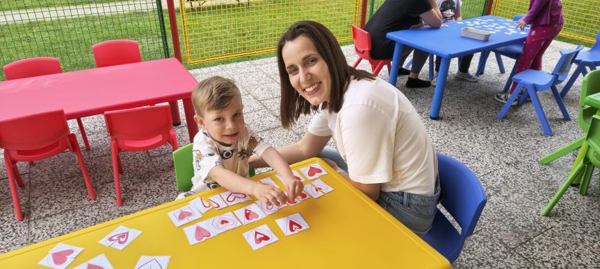 ,,Andělům bez křídel se říká máma“